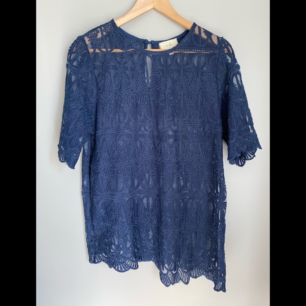 NWOT en elle elegant navy lace hi low top